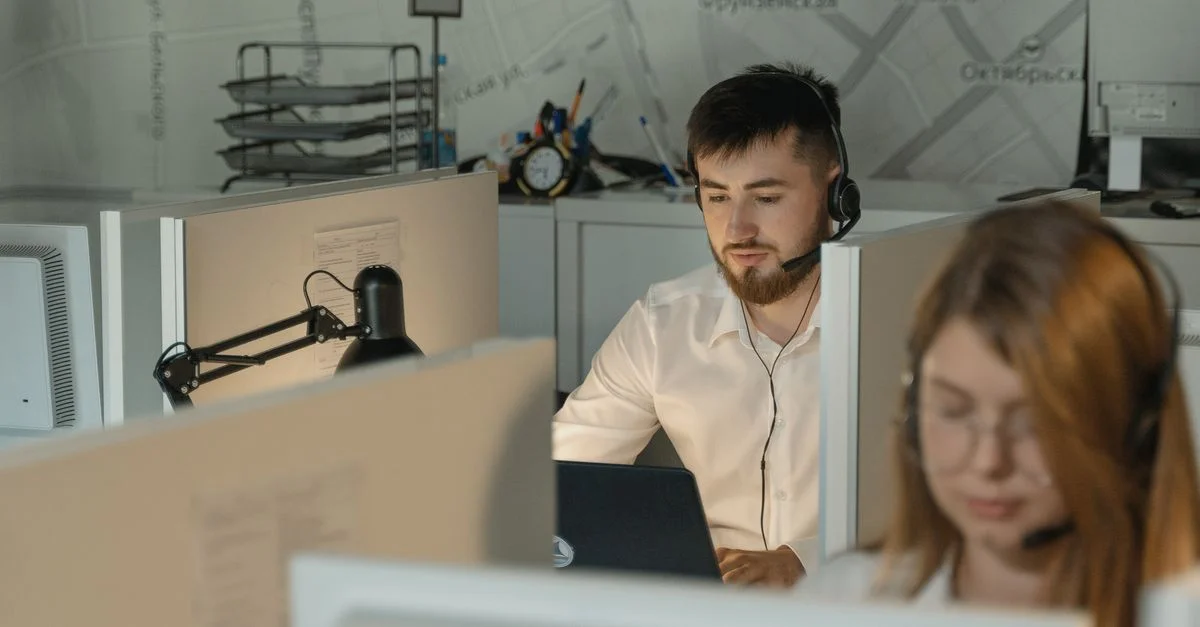 Des agents de centre d'appels dévoués travaillant assidûment à leur bureau dans un bureau.